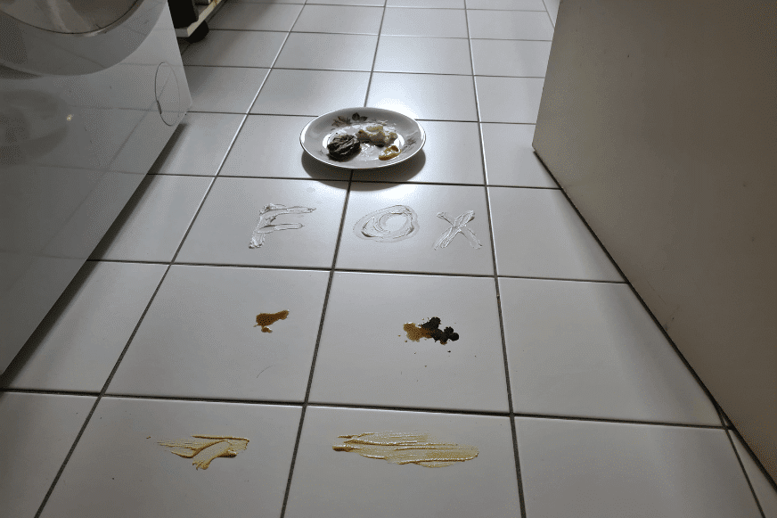 Für den Test der Wischfunktion des Roborock S7 Pro Ultra werden künstlich Flecken auf dem Boden erzeugt